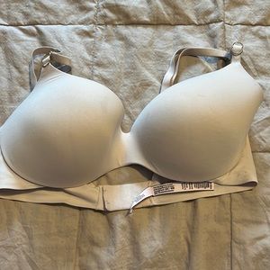 Incredible lined demi in nude/skin tone by Victoria Secret. Convertible straps.